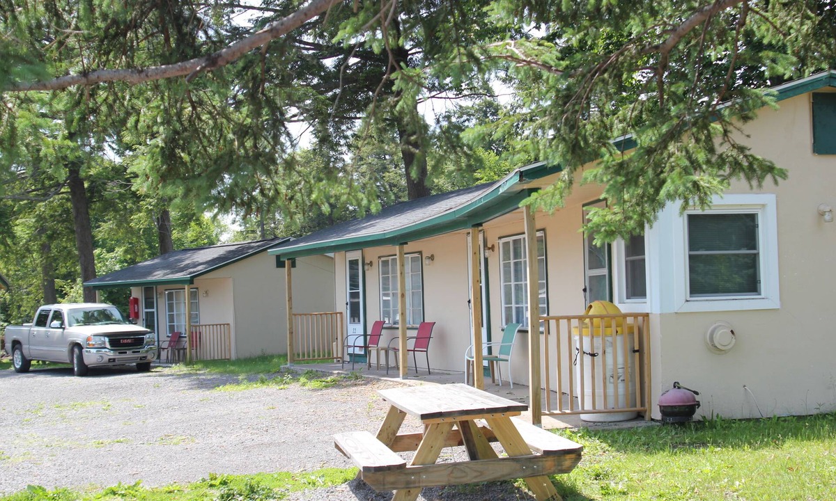 Town of Scriba Hotel | The Evergreen Motel
