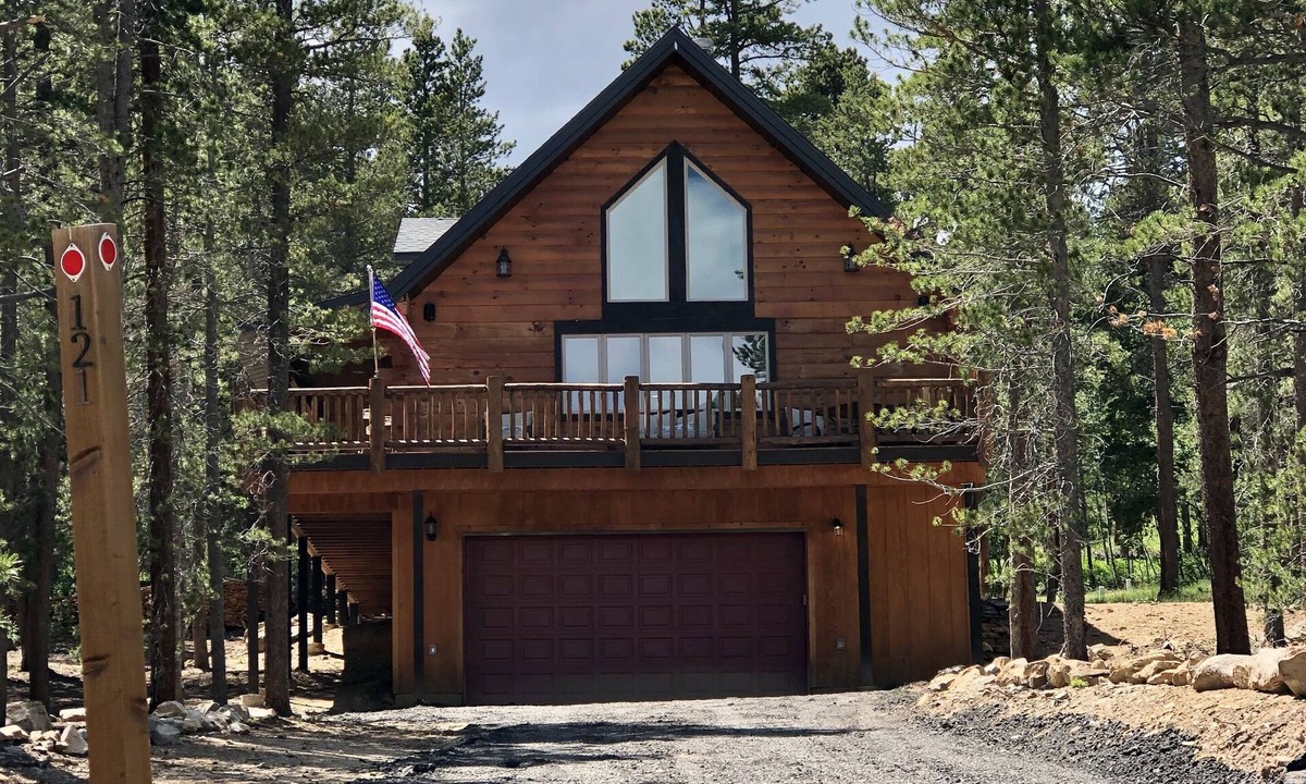 Black Hawk Cabin | The Fabulous BlackHawk Log CabinnFamily and Pet - friendly