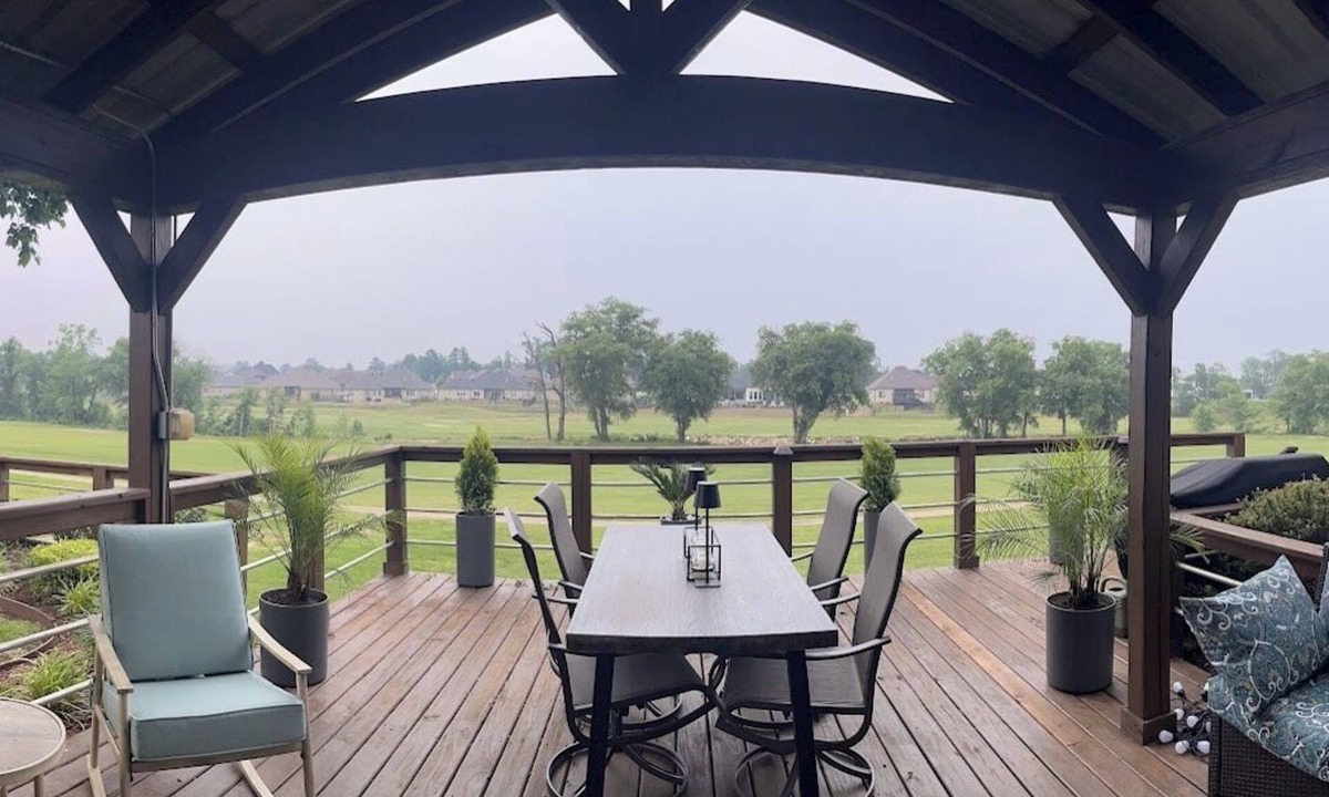 Longview House | THE FAIRWAY: Modern 3BR with beautiful golf course views and convenient location