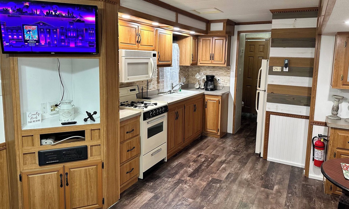 Cosby House | The Farm, a cozy camper in delightful Cosby with AC, WiFi