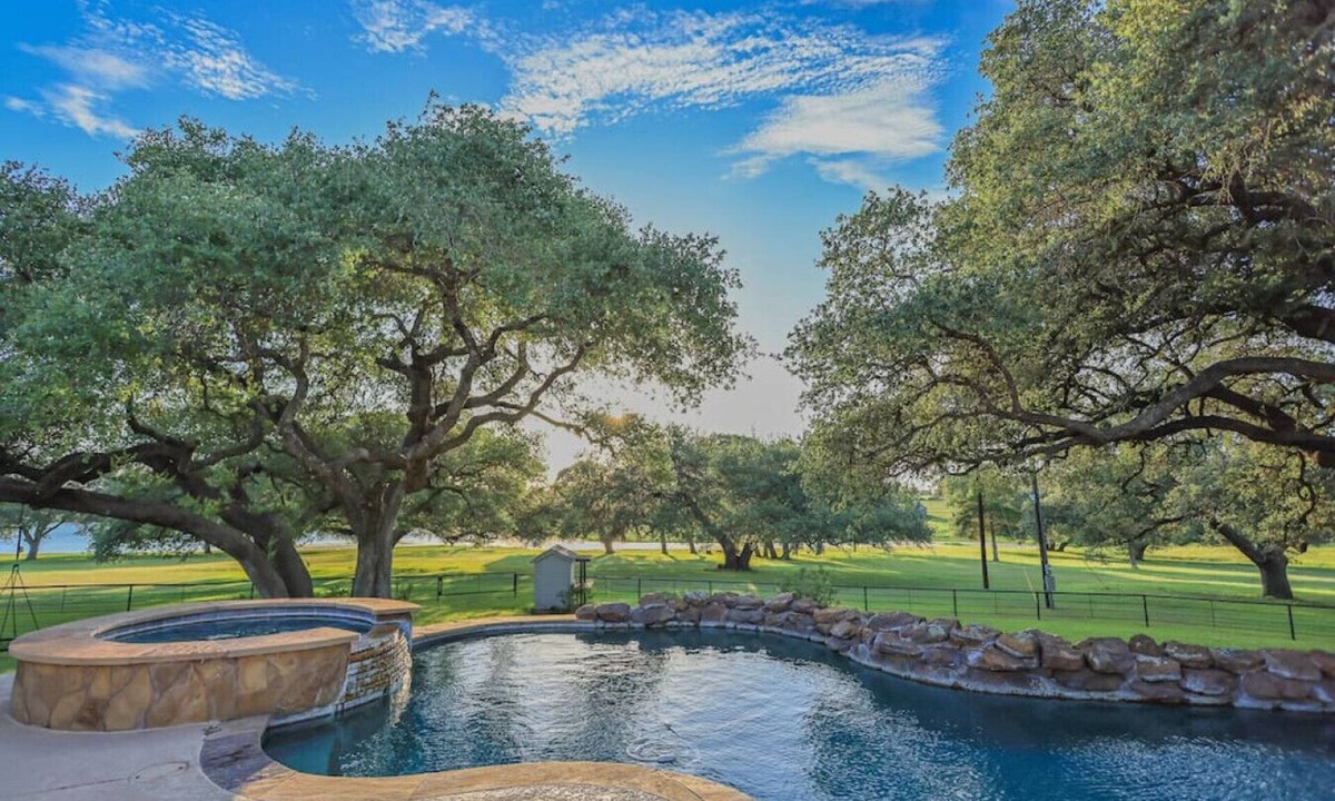Schulenburg House | The Farm at Schulenburg | 112 Acres, Pool/Hot Tub