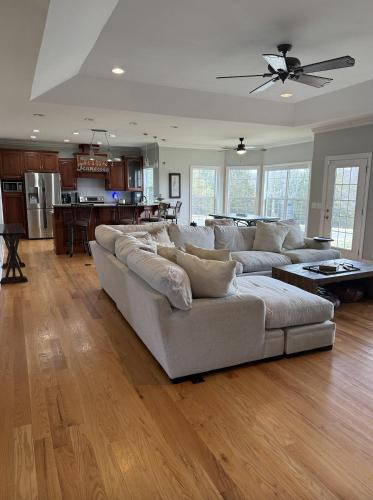 Bon Aqua House | The Farmhouse at Stonebrook Hollow