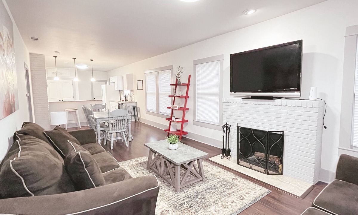 Highland Park House | 🐮 THE FARMHOUSE - FAMILY FRIENDLY DOWNTOWN COTTAGE