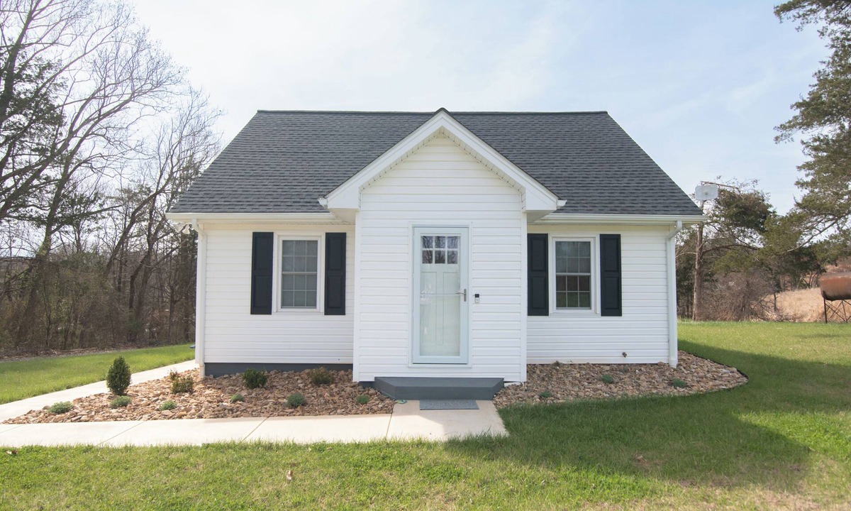 Burnt Chimney House | The Farmhouse: Peaceful 3BR Countryside Escape with Modern Comforts