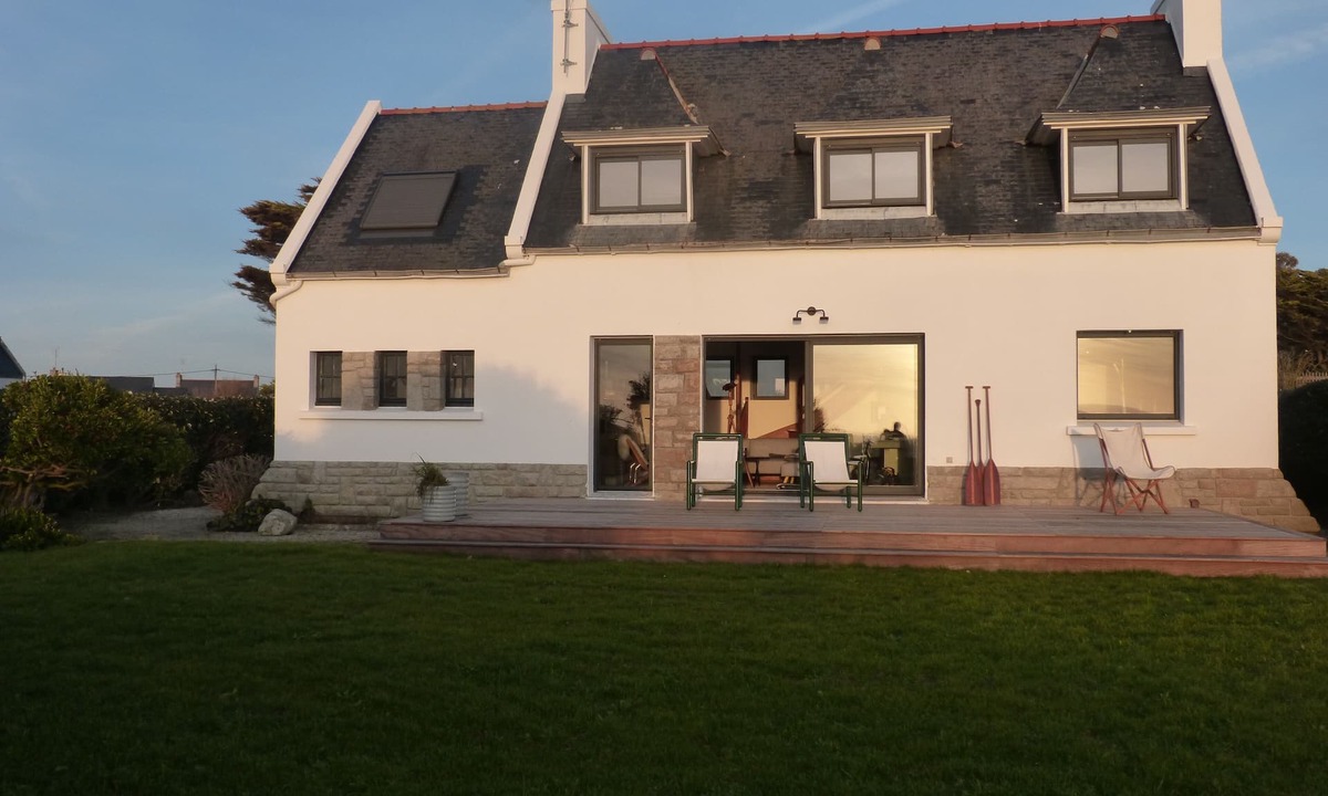 Penmarch Villa | The feet in water ocean