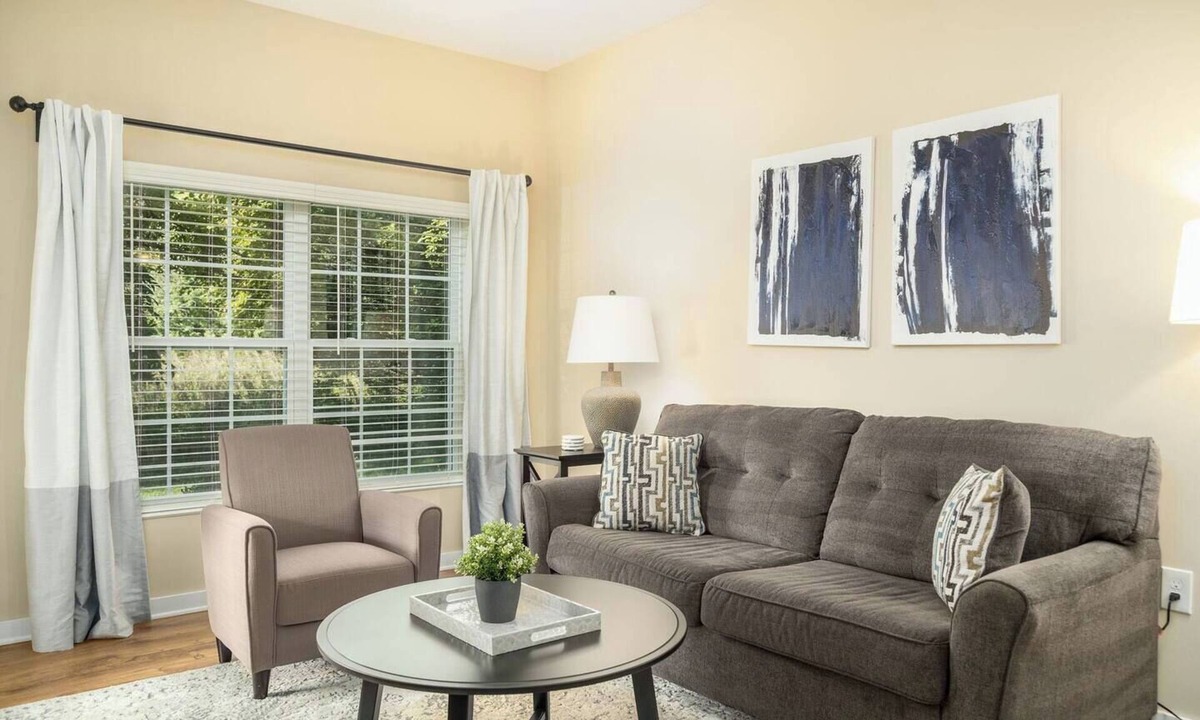 Westerville Apartment | The Fenimore Flat | No Steps | Patio | King Bed!