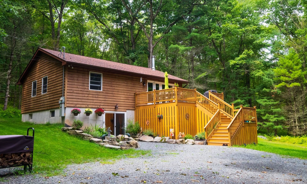 Town of Highland House | The Fern Hill Lodge: Cozy and Serene Getaway on 20 Private Acres