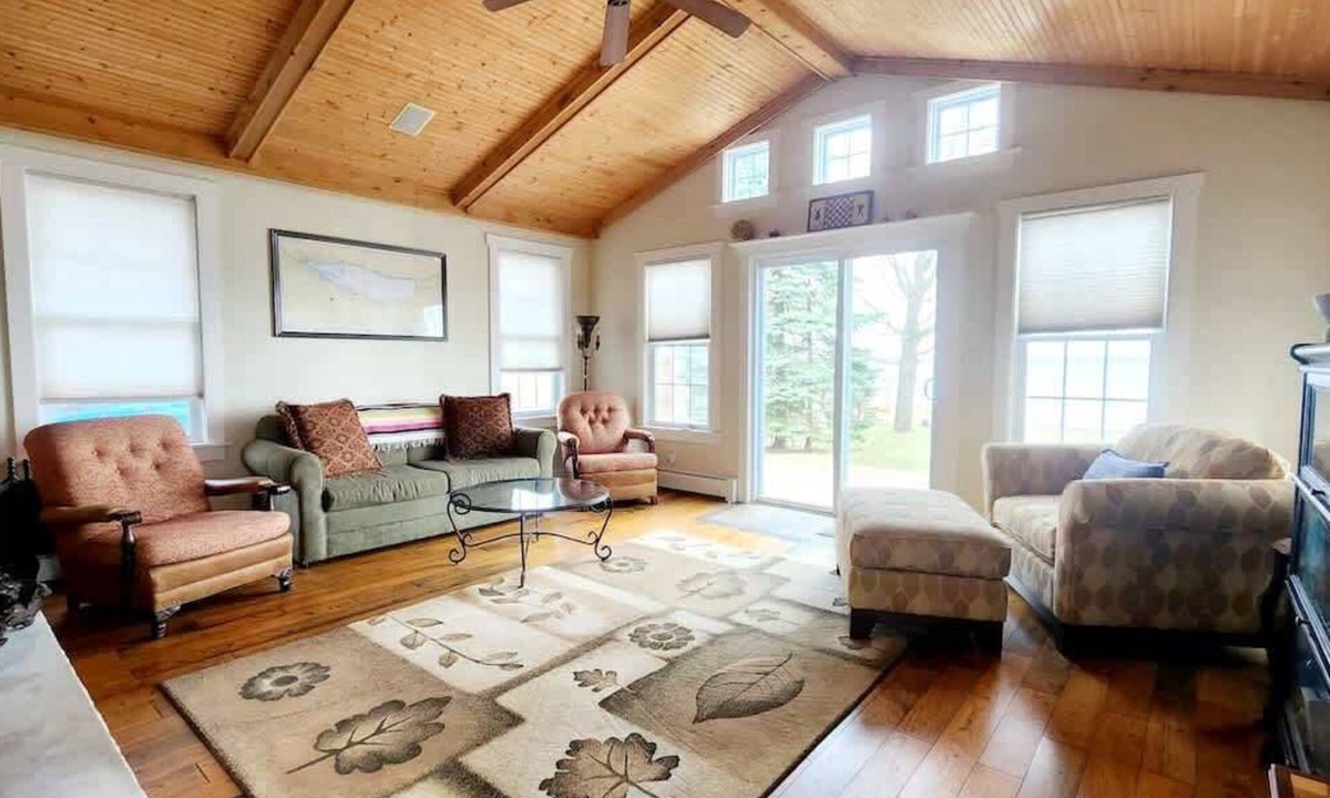 Bridgeport House | The Fireside Lakehouse