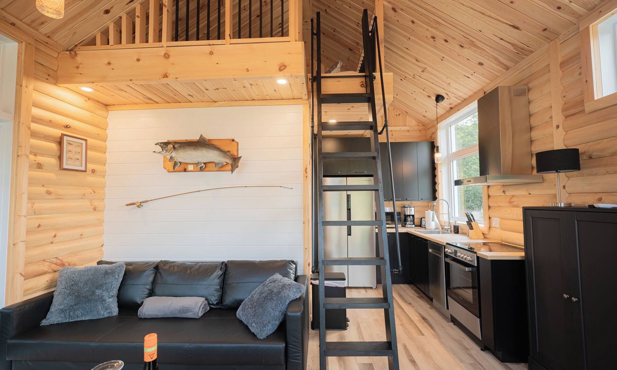 La Tuque Ski Chalet | The fisherman's camp - By the water!