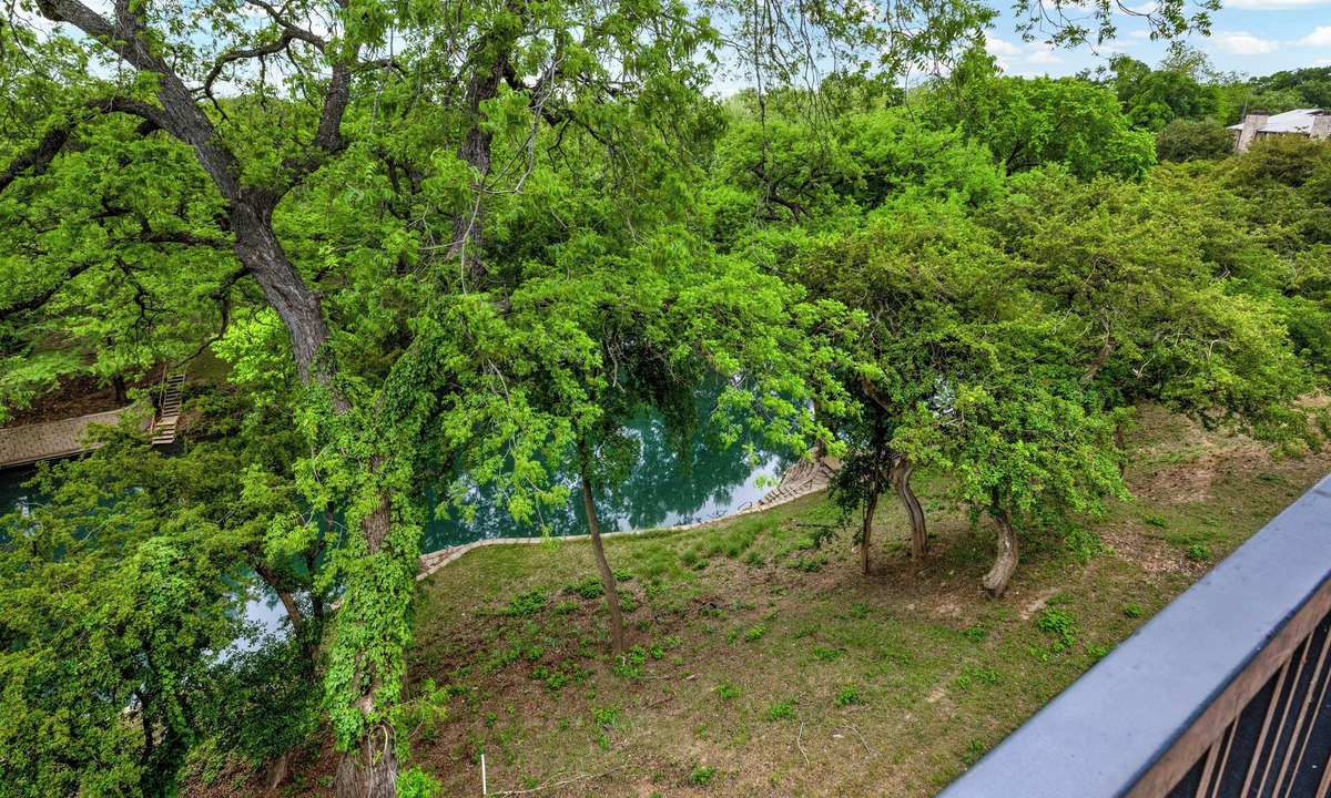 New Braunfels Condo | The Float Inn. Beautiful Condo Overlooking the Comal, Across from Schlitterbahn