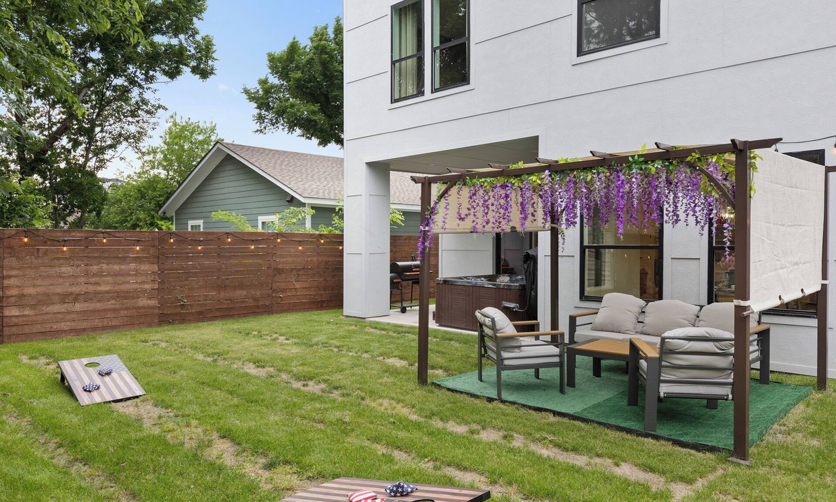 West Dallas Villa | The Floral Home In Dallas With 4 Bedrooms and Hot Tub.
