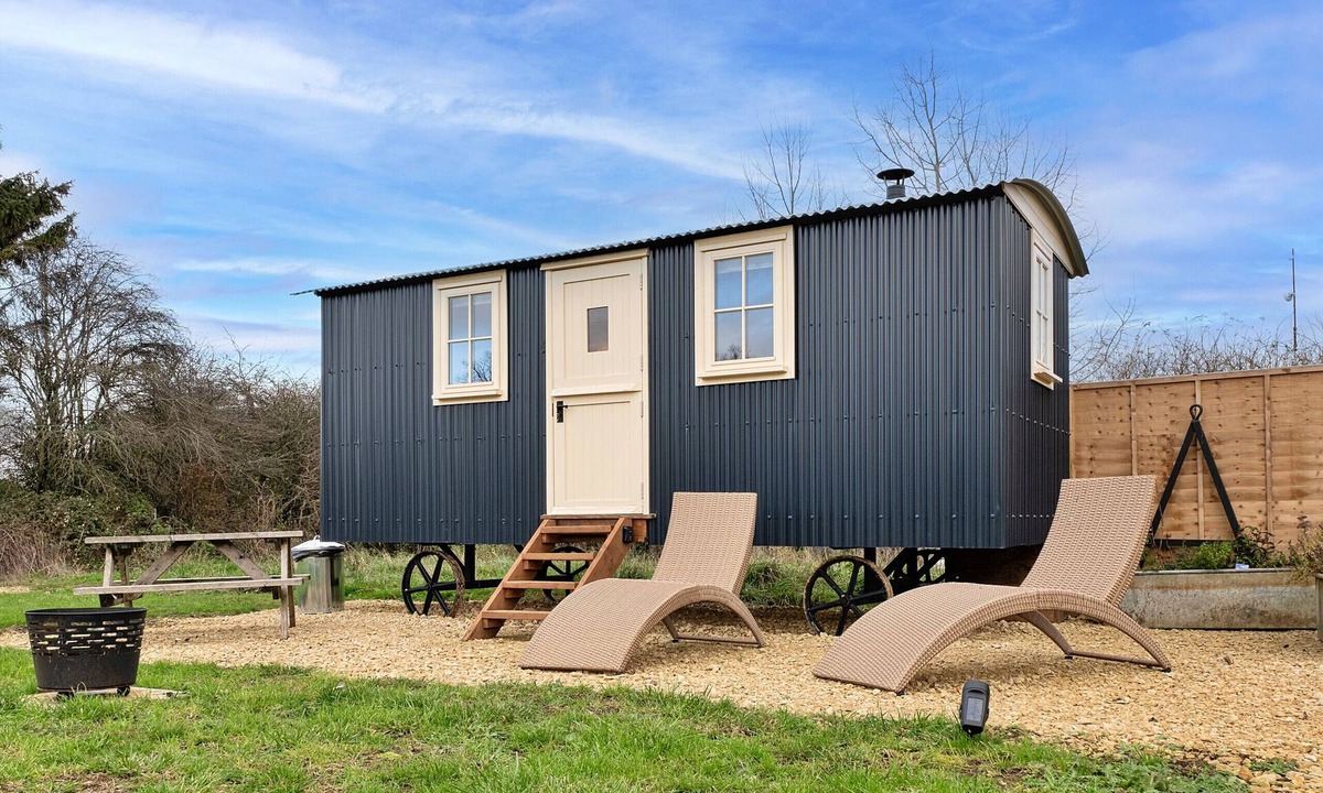 Brackley Ski Chalet | The Flower Hut