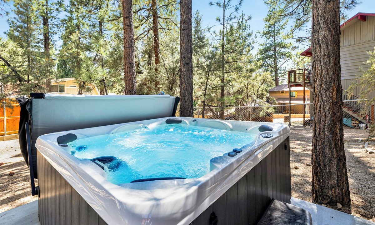 Whispering Forest Cabin | The Fox Den Big Bear ~ Modern Mountain View Retreat w/Hot Tub