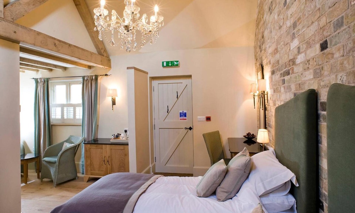 Bury St Edmunds Hotel | The Fox Inn by Greene King Inns