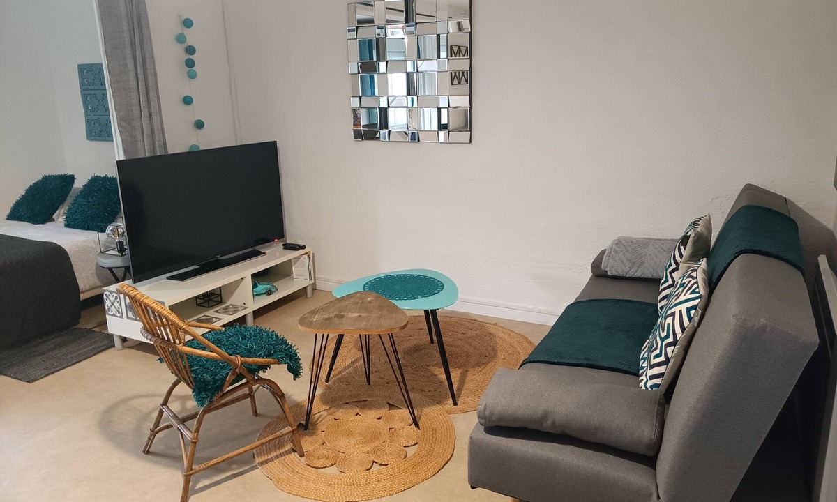 Saint-Martin-de-Valgalgues Apartment | The annex, studio in a house