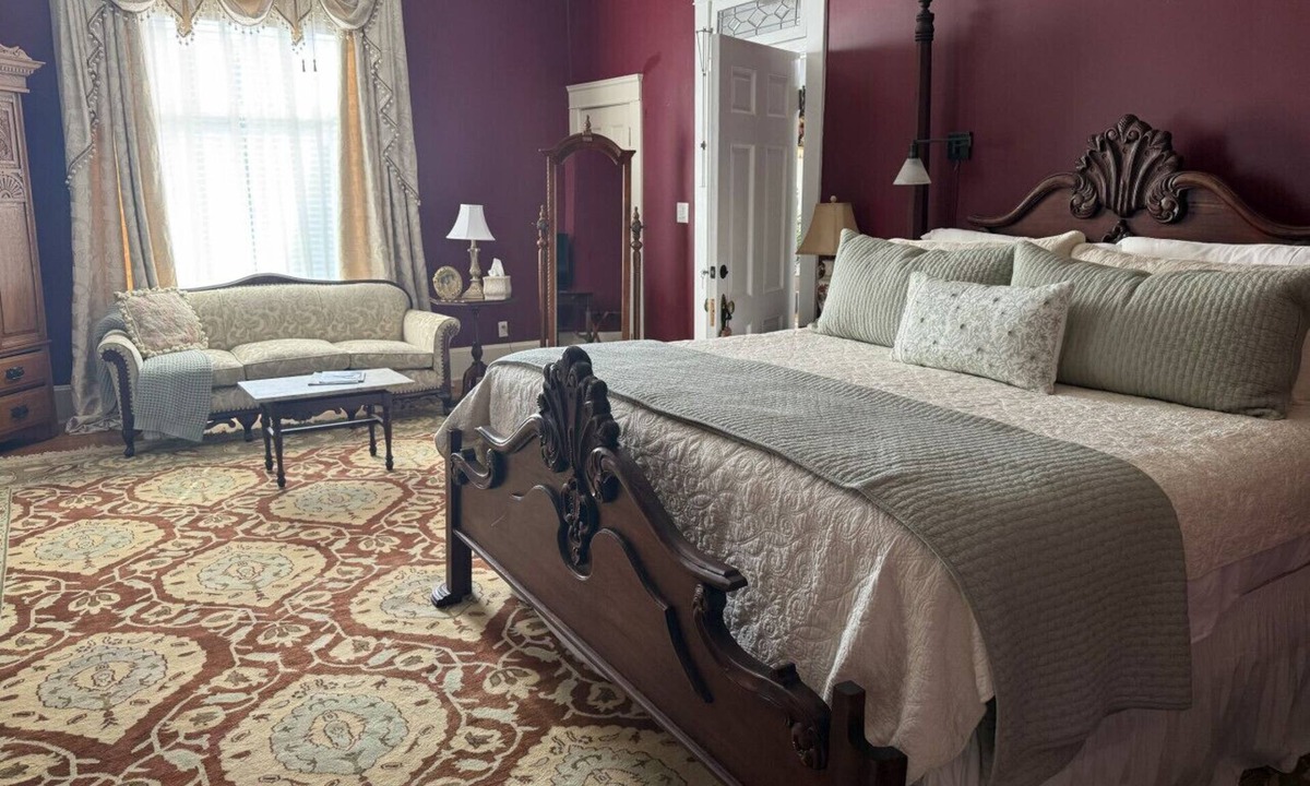 Guthrie Bed & Breakfast | The Franklin Room at The Judge`s Chambers