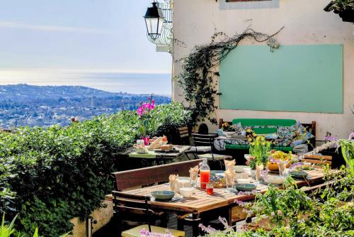 Saint-Jeannet Bed & Breakfast | The Frogs House