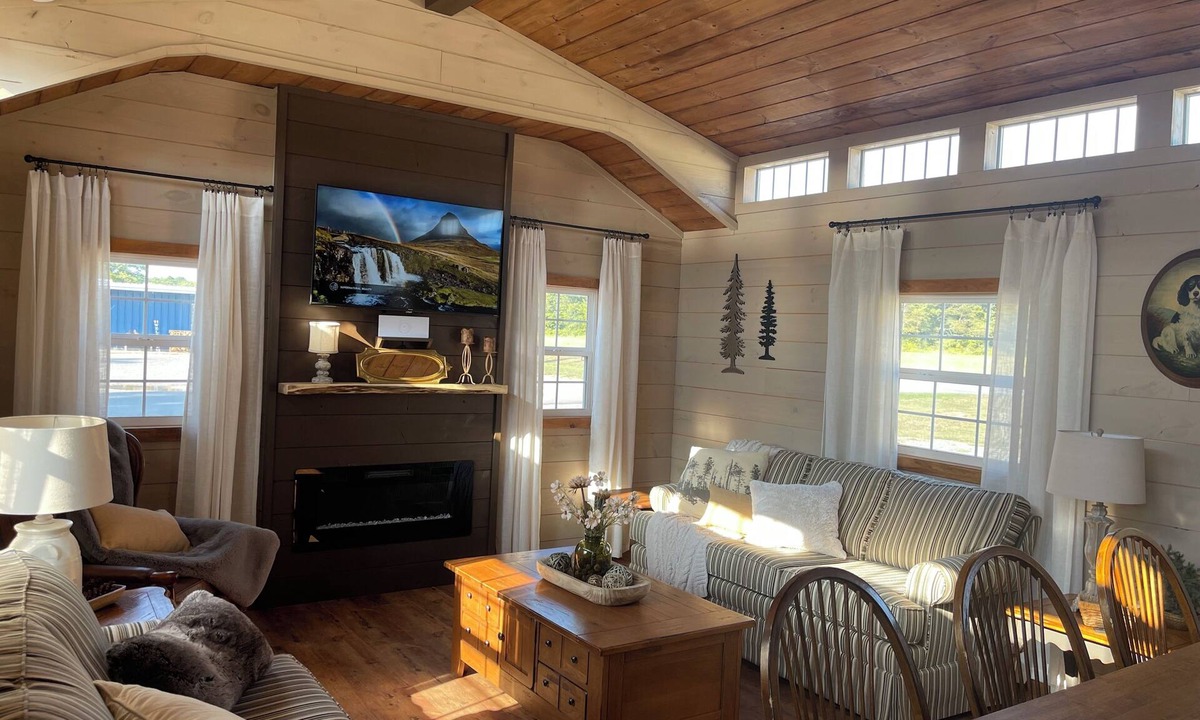 Benton Cabin | The Fur Seasons Cabin at Black Dog Cabins, 1/2 mi South of Rend Lake Dam