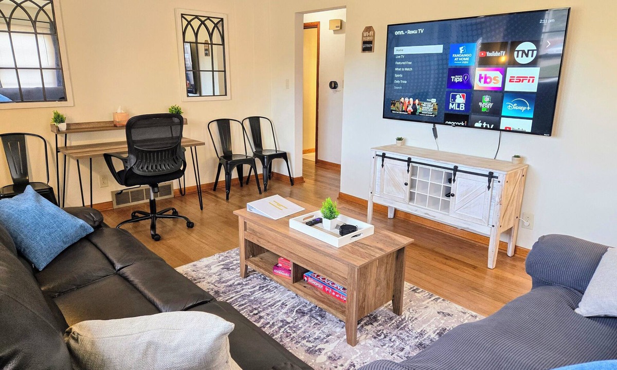 Galesburg House | The Galesburg Escape! King bed, Pet friendly, Game room