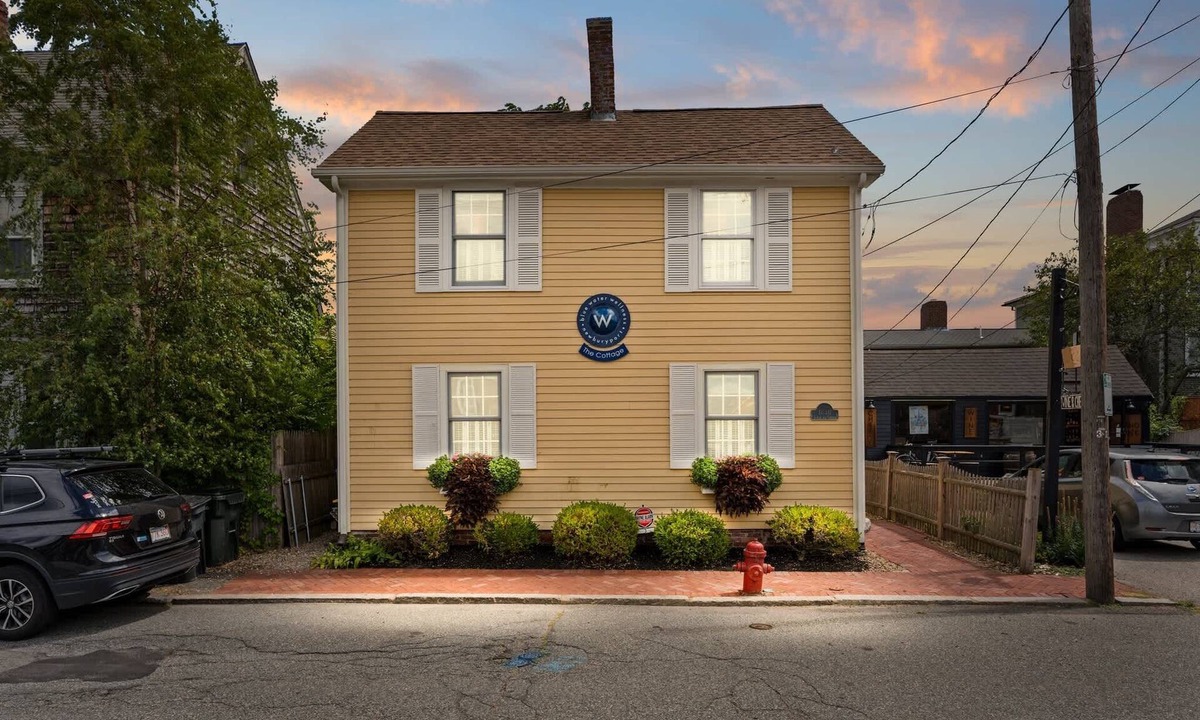 Newburyport House | The Garden | Downtown | Private Yard & Parking