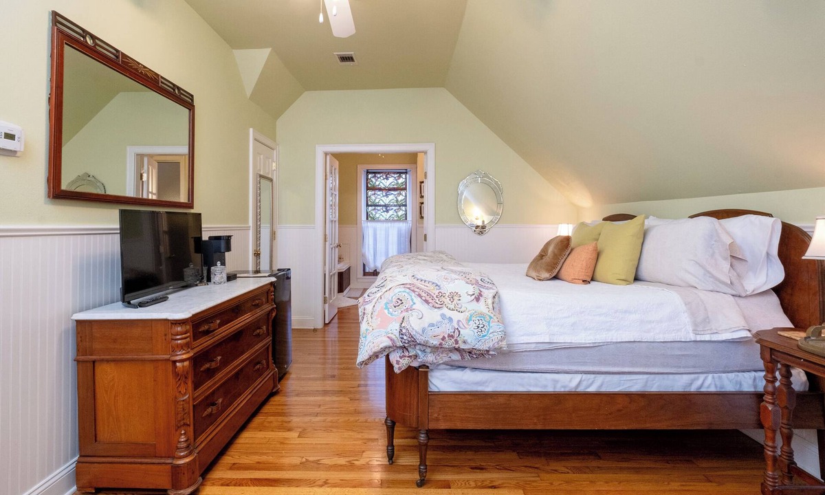 East of Broadway Hotel | The Garden Spa | King Suite | The Empress Hotel