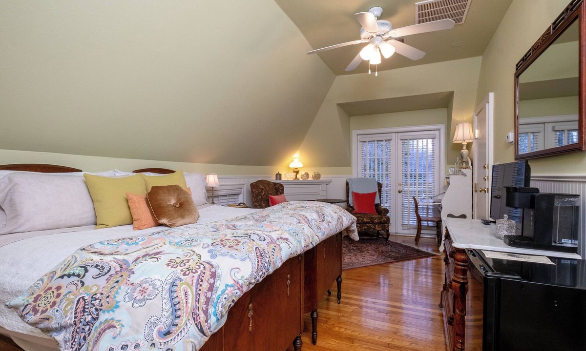 East of Broadway Hotel | The Garden Spa | King Suite | The Empress Hotel