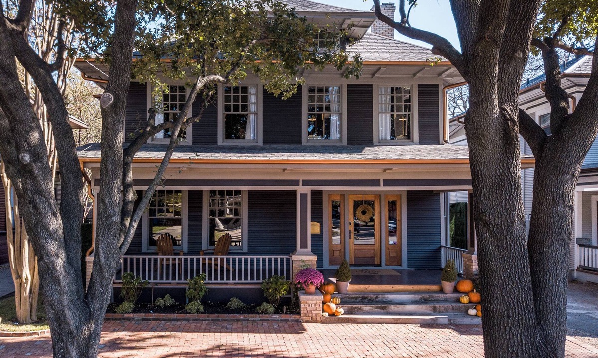 Peak's Suburban Addition Bed & Breakfast | The Gaston