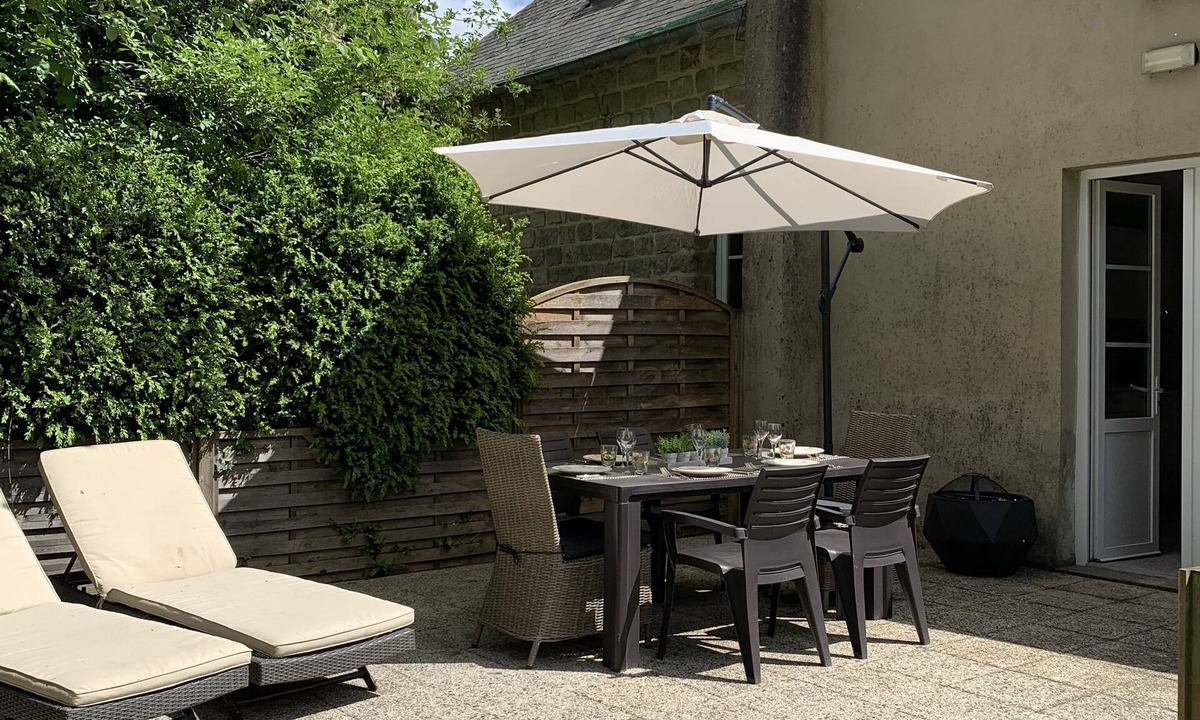 Juvigny-sous-Andaine Cottage | The Gate House to Chateau de Vaudezert