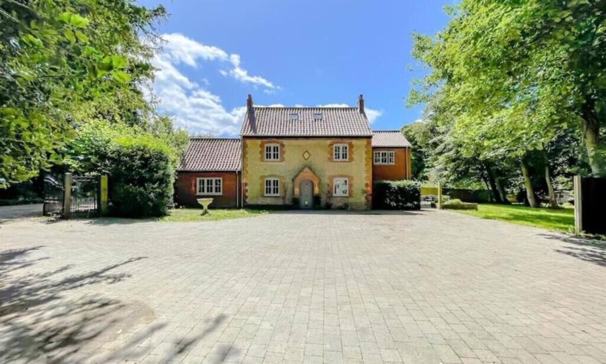 Holt House | The Gatehouse