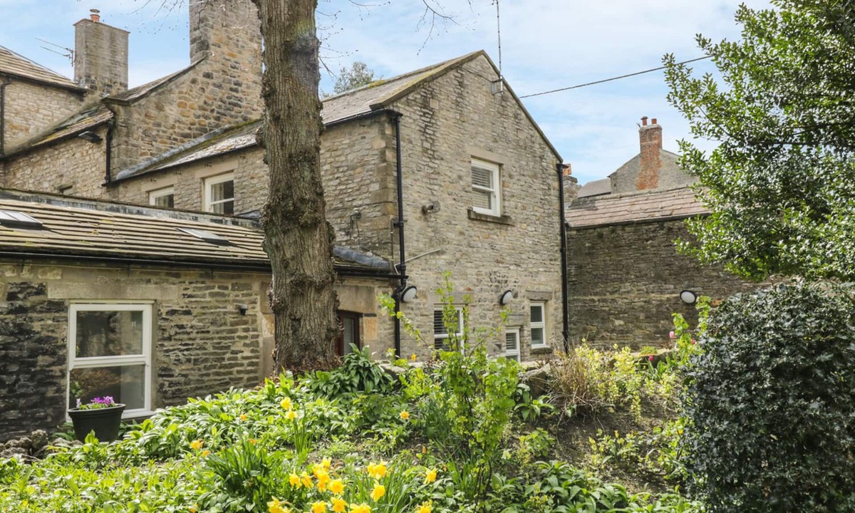 Middleham Cottage | THE GATEHOUSE, luxury holiday cottage, with open fire in Middleham