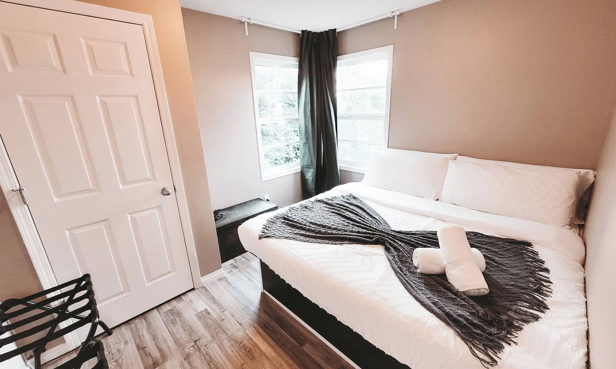 Montgomery Apartment | The Gateway - Central House Family Yard Firepit