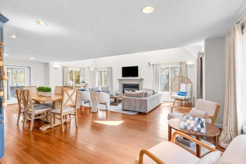 Summersea House | The Gathering Place - For 6 with Fire Pit