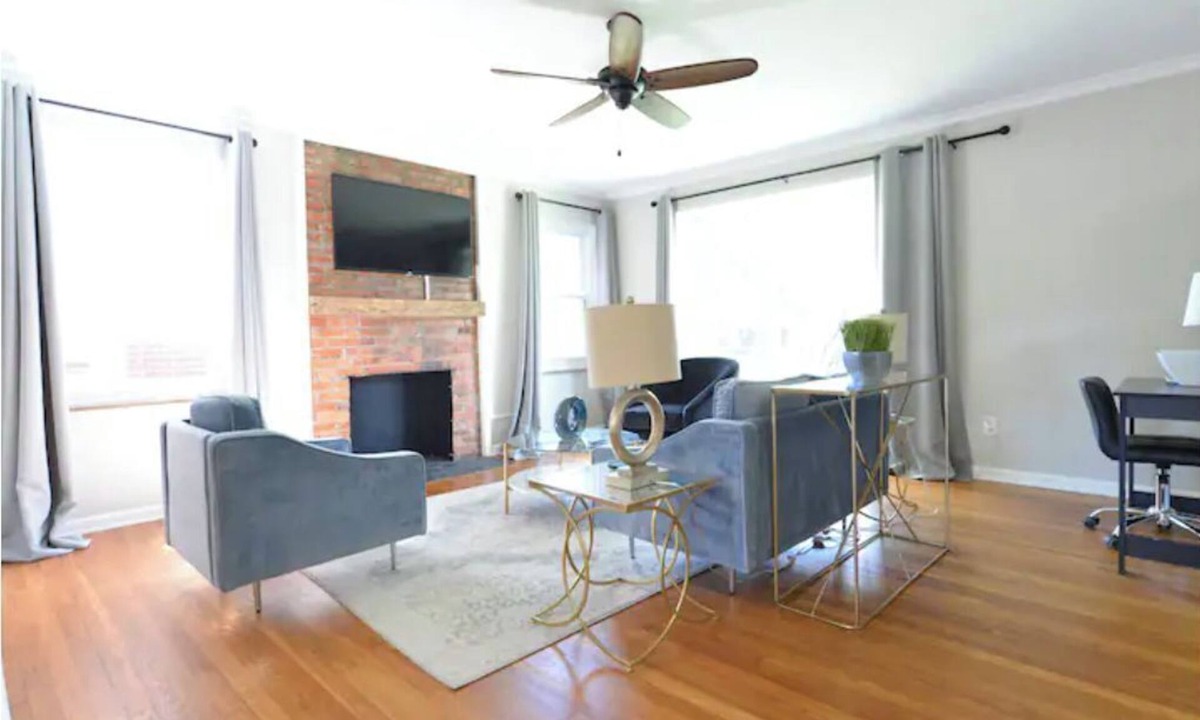 Grandview Heights Apartment | The Gatsby Hot Tub Patio King Bed Fast WiFi Near OSU and Victorian Village