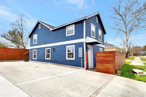 Greater East End Apartment | The Gawdy Den with Fast WIFI 2 minutes from Downtown Houston!