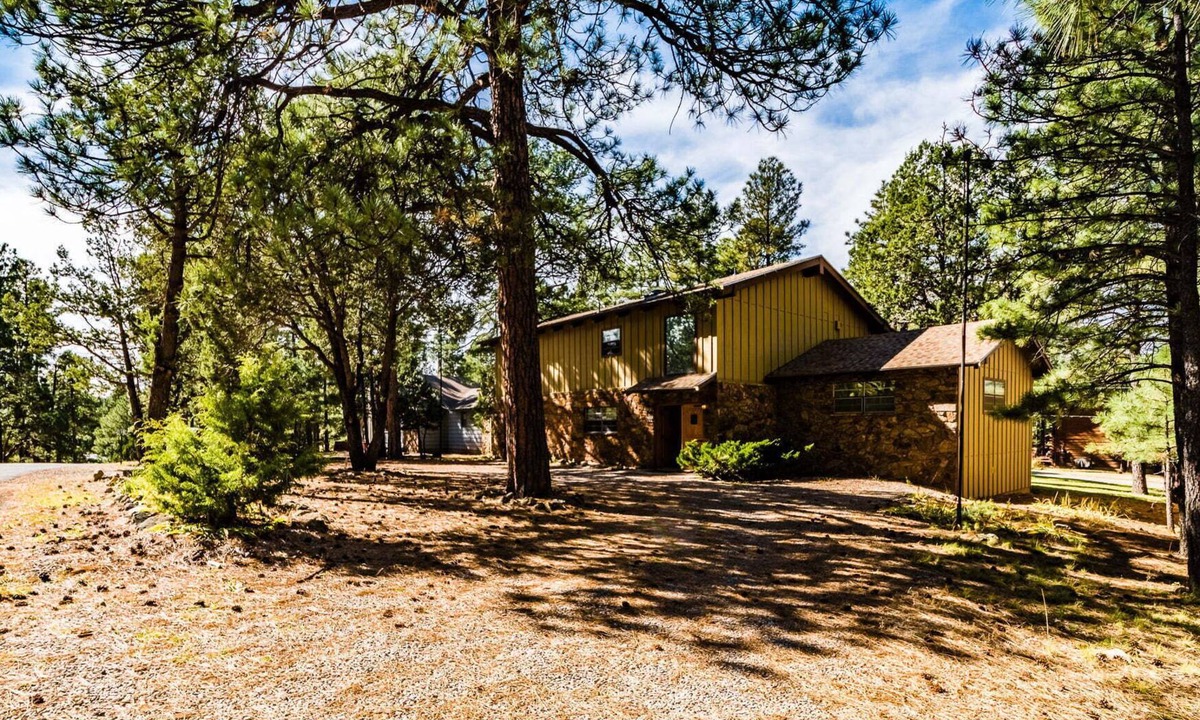 Alto House | The Gelk Pet Friendly | Live Large in the Pines—Hot Tub, Bar & Cozy Gathering Space