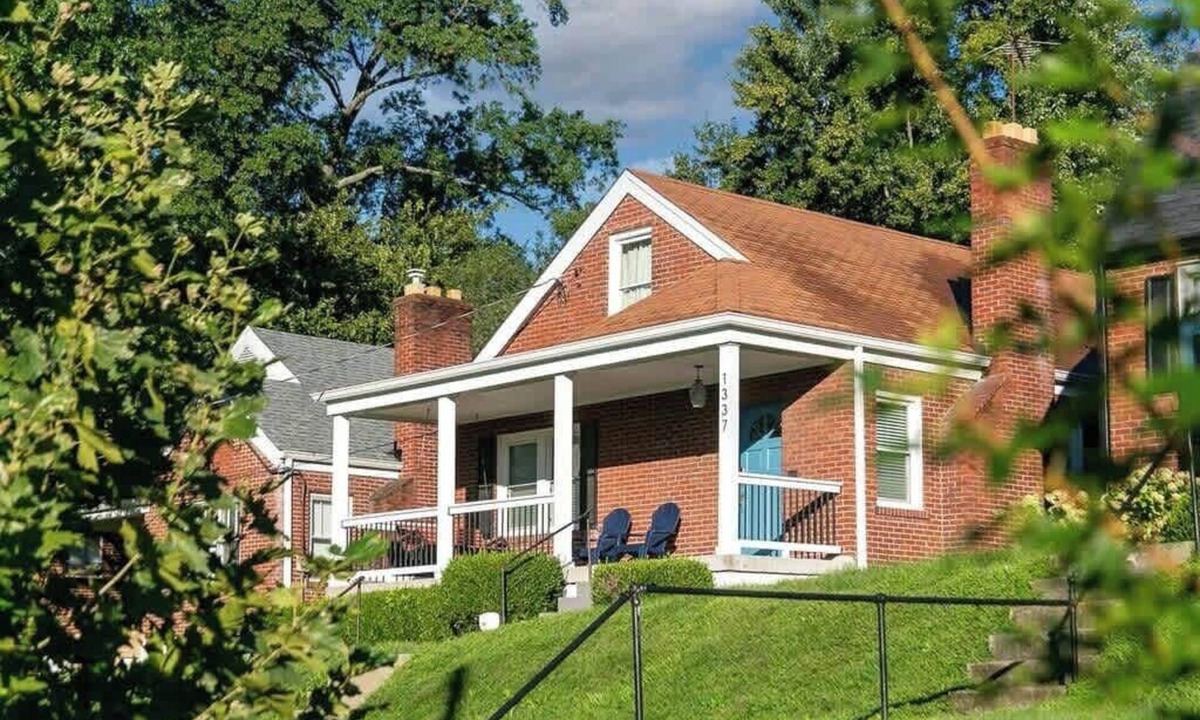 Germantown House | The Germantown Gem | 4BR | Ideal Location | Patio