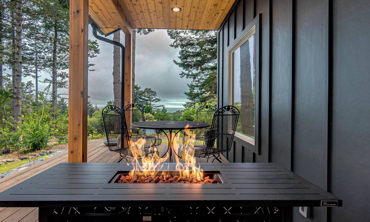 Gold Beach House | The Getaway Gem, SPA, sleeps 8