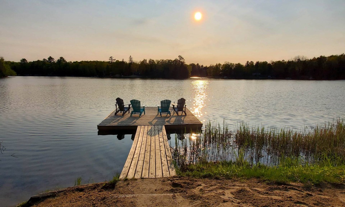 Trent Lakes House | The Getaway Greens Lake 4 BR/Hot tub/Beach/Sunsets
