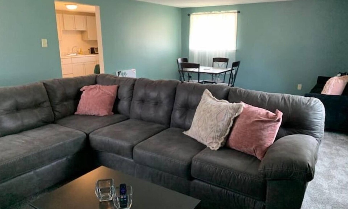 Niagara Falls Apartment | The Gianna One Bedroom UPPER, close to Falls & Casino!