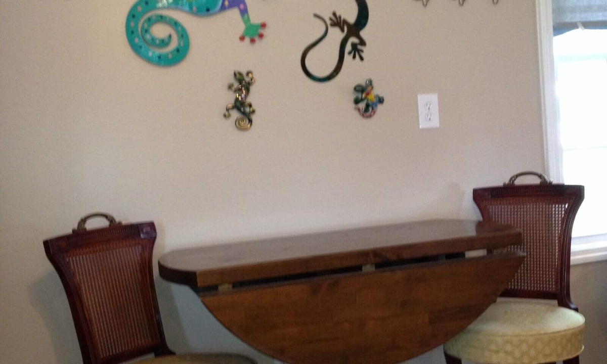 Horseshoe Lake House | “The Giggling Gecko”