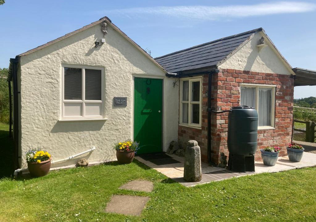 Overton-on-dee House | The Gin Palace with cozy logburner