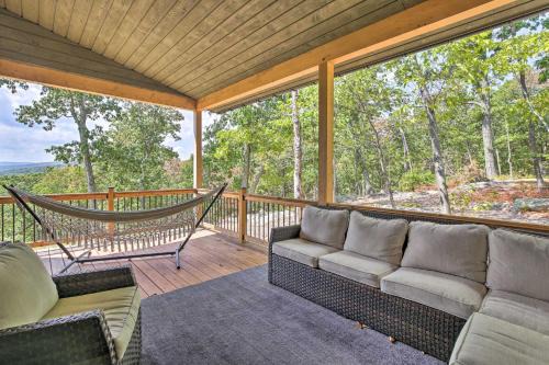 Garrison House | 'The Glabin’: Garrison Gem w/Hot Tub & Fire Pit