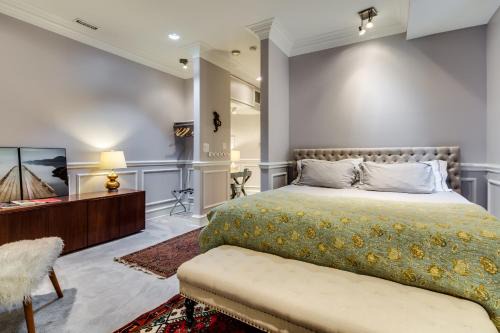 East Village Hotel | The Golden Arm