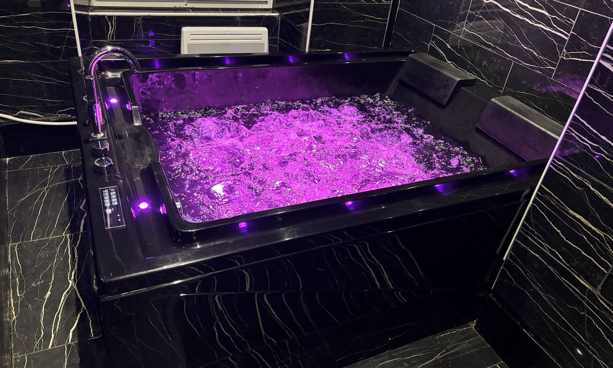 Malesherbes Apartment | The Golden Room - Suite with Jacuzzi