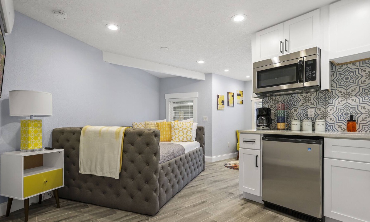 Wadeview Park Apartment | THE GOLDEN SODO STUDIO!!