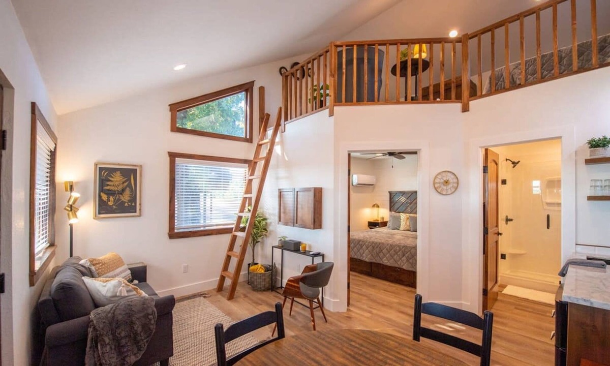 Elm Mott House | The Goldfinch Cabin 15 MIN to Magnolia Baylor