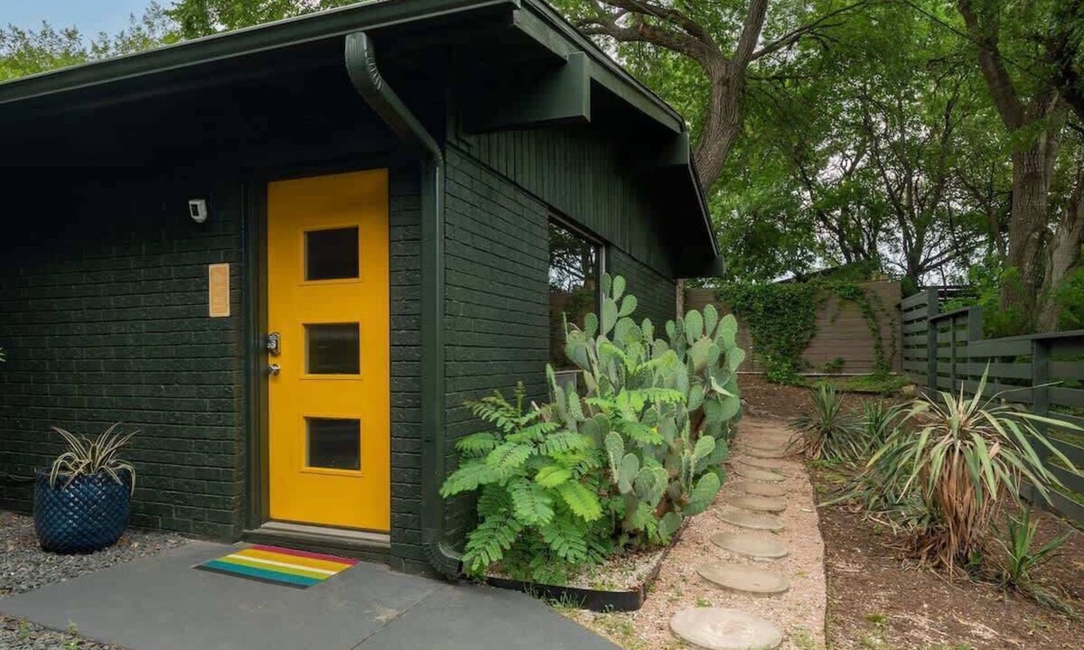 South River City House | The Goldie | Stylish SoCo Pet-Friendly Stay