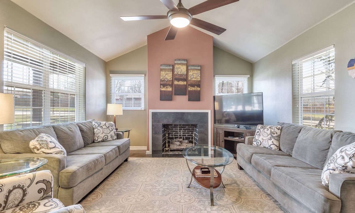 Mayo Meadow House | THE GRACEMONT HOME. 15% Discount- Welcome to Tulsa’s Premier Accommodations!