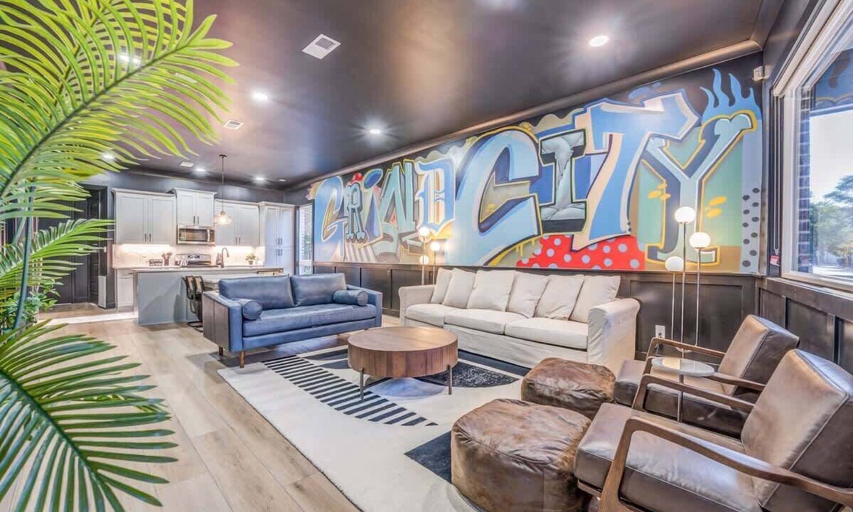 Cooper-Young Historic District Apartment | The Graffiti House @ Cooper-Young #1