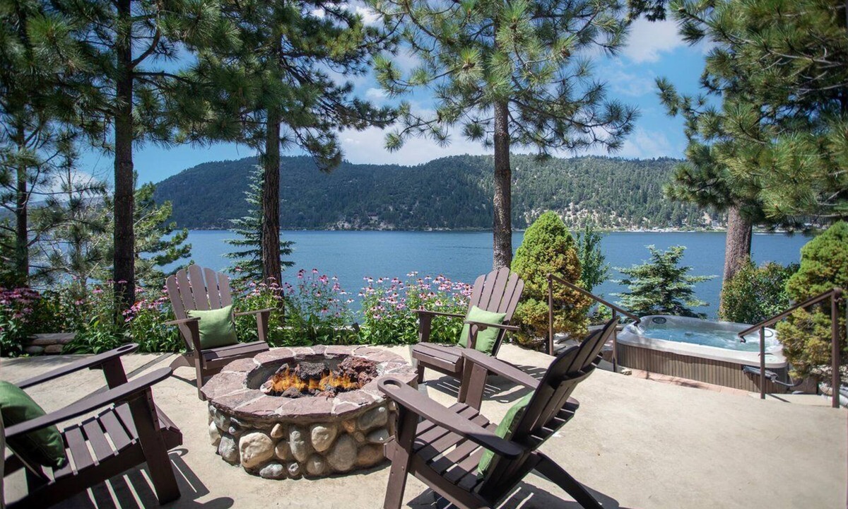 Boulder Bay House | "The Grand" Big Bear Lakefront Log Home. Breathtaking views. Fire Pit. Hot tub.
